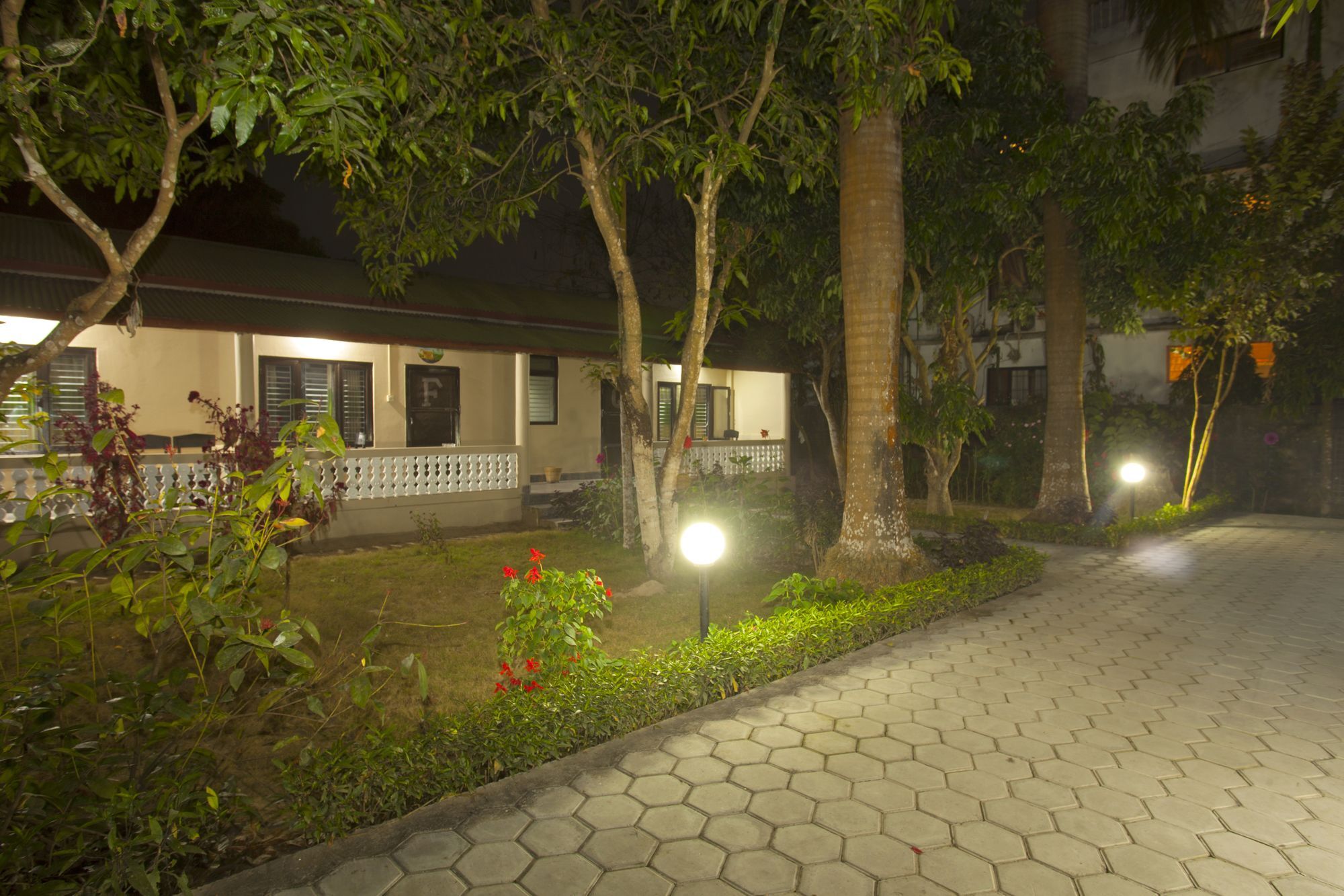 Hotel Ama Garden Sauraha Exterior foto
